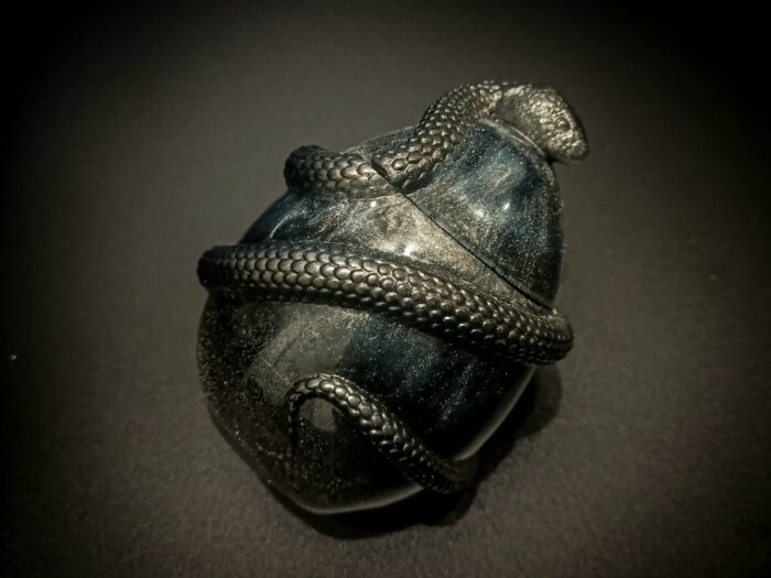 Шкатулка-яйцо со змеей из эпоксидной смолы — изображение 8
