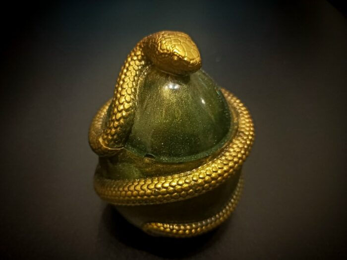 Шкатулка-яйцо со змеей из эпоксидной смолы — изображение 3