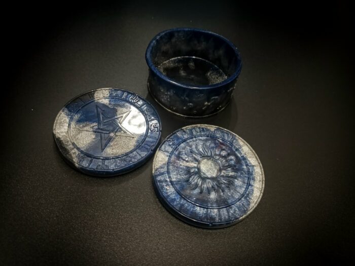 Шкатулка с двумя крышками с символами из эпоксидной смолы — изображение 6