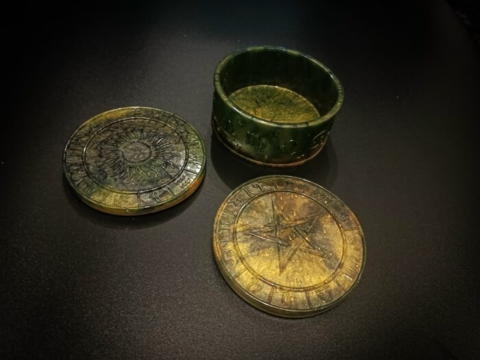 Шкатулка с двумя крышками с символами из эпоксидной смолы — изображение 5