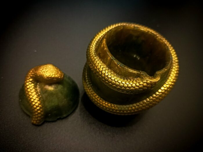 Шкатулка-яйцо со змеей из эпоксидной смолы — изображение 5