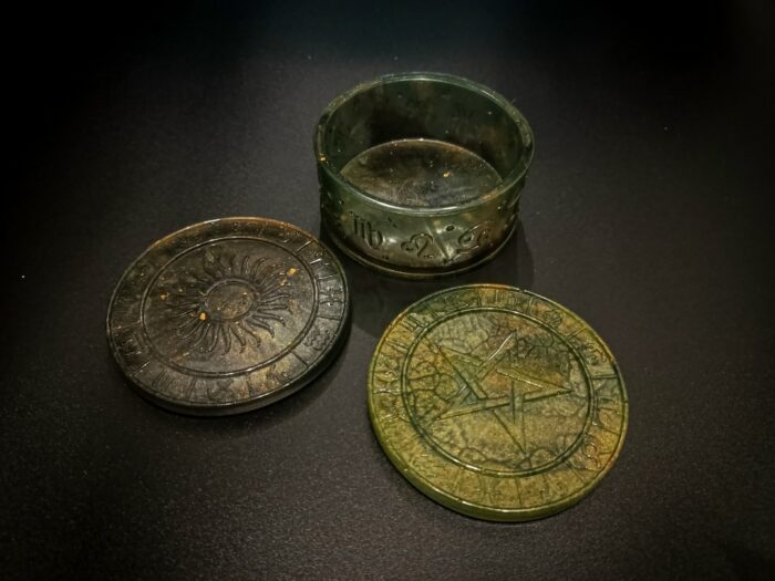 Шкатулка с двумя крышками с символами из эпоксидной смолы — изображение 8