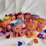 Декоративная ароматическая свеча «Девочка с цветами» ручной работы — изображение 3