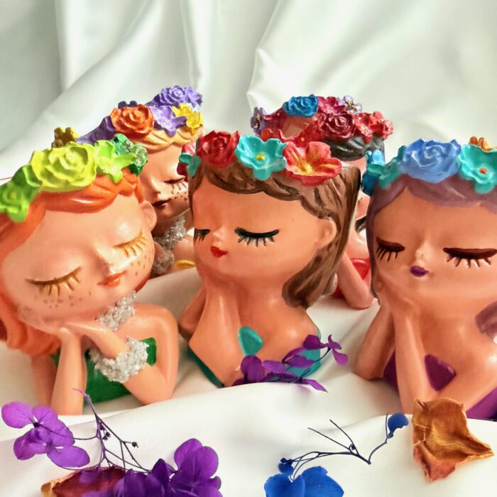 Декоративная ароматическая свеча «Девочка с цветами» ручной работы — изображение 2