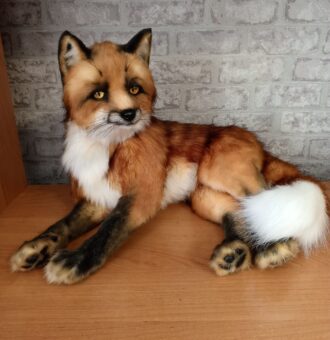 Представляем вашему вниманию реалистичную игрушку лисы – прекрасное приобретение для детей и коллекционеров. Эта игрушка выполнена с невероятной детализацией, что делает ее практически неотличимой от настоящего животного. Назначение: · оригинальный элемент интерьера, который украсит дом или офис; · необычный и запоминающийся подарок для любителей животных и коллекционеров реалистичных игрушек; · реквизит для фотосессий или тематических мероприятий; · декоративный акцент в детской комнате, студии или живом уголке. Преимущества: · ручная работа — каждая игрушка уникальна; · безопасность — используются только искусственные материалы; · долговечность — конструкция и материалы рассчитаны на длительное использование; · универсальность — подойдёт как для детей (старше 3 лет под присмотром взрослых), так и для взрослых коллекционеров. · Размер игрушки: · Высота 45 см., ушки 7 см., длинна тела 50 см., хвост 35 см. Эта реалистичная игрушка лисы станет прекрасным спутником для игр, а также украсит любой интерьер своим шармом и реалистичностью.