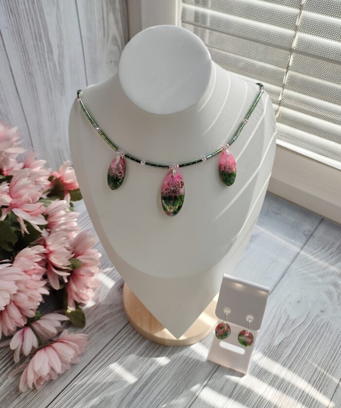 Комплект украшений из смолы с натуральным камнем жадеит — изображение 4