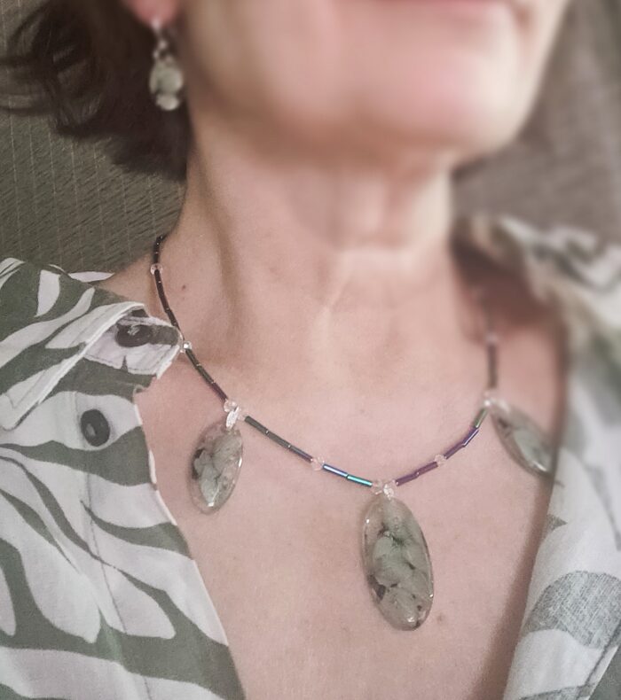 Комплект украшений из смолы с живыми цветами Гортензией. — изображение 4