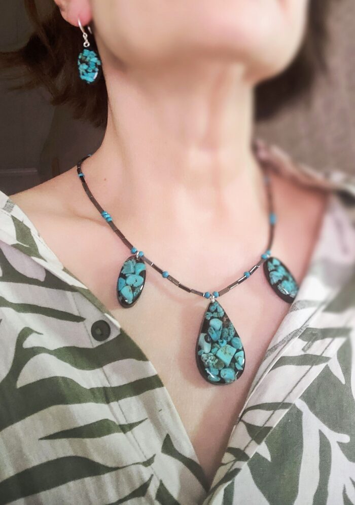 Комплект украшений из смолы с натуральным камнем Бирюзой — изображение 4