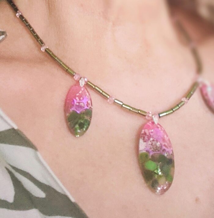 Комплект украшений из смолы с натуральным камнем жадеит — изображение 2