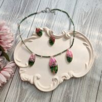 Комплект украшений из смолы с натуральным камнем жадеит