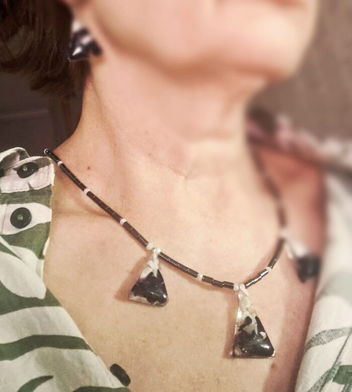 Комплект украшений из смолы с натуральным камнем Обсидиан и Опал — изображение 2