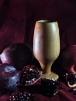 Деревянный кубок ручной работы, кубок из дерева для напитков, экологичный бокал для вина из дерева, деревянный кубок для кидуша, бокал из натурального дерева, кубок из древесины с выраженной текстурой, ручной работы кубок для вина, экологический бокал для красного вина, деревянная посуда для напитков, кубок из дерева премиум-класса