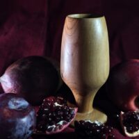 Деревянный кубок ручной работы, кубок из дерева для напитков, экологичный бокал для вина из дерева, деревянный кубок для кидуша, бокал из натурального дерева, кубок из древесины с выраженной текстурой, ручной работы кубок для вина, экологический бокал для красного вина, деревянная посуда для напитков, кубок из дерева премиум-класса