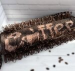 Мочалка из полипропилена с надписью «Кофе Мочалка из полипропилена с надписью «Кофе» - добавьте немного бодрости в свои водные процедуры! Представьте: утро, ванная комната наполнена лёгким паром, а в руках — не просто мочалка, а маленький источник позитива. Наша мочалка с яркой надписью «Кофе» создана для тех, кто ценит детали и любит начинать день с улыбки. Это не просто предмет гигиены — это маленький ритуал заботы о себе, который превращает обычные водные процедуры в нечто особенное. Каждая петля, каждый завиток этой мочалки связаны с любовью и вниманием. Ручная работа придаёт ей уникальность. Бахрома добавляет изысканности и делает мочалку по-настоящему стильной.