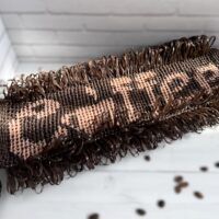 Мочалка из полипропилена с надписью «Кофе Мочалка из полипропилена с надписью «Кофе» - добавьте немного бодрости в свои водные процедуры! Представьте: утро, ванная комната наполнена лёгким паром, а в руках — не просто мочалка, а маленький источник позитива. Наша мочалка с яркой надписью «Кофе» создана для тех, кто ценит детали и любит начинать день с улыбки. Это не просто предмет гигиены — это маленький ритуал заботы о себе, который превращает обычные водные процедуры в нечто особенное. Каждая петля, каждый завиток этой мочалки связаны с любовью и вниманием. Ручная работа придаёт ей уникальность. Бахрома добавляет изысканности и делает мочалку по-настоящему стильной.