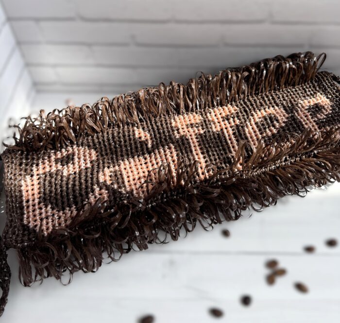 Мочалка из полипропилена с надписью «Кофе Мочалка из полипропилена с надписью «Кофе» - добавьте немного бодрости в свои водные процедуры! Представьте: утро, ванная комната наполнена лёгким паром, а в руках — не просто мочалка, а маленький источник позитива. Наша мочалка с яркой надписью «Кофе» создана для тех, кто ценит детали и любит начинать день с улыбки. Это не просто предмет гигиены — это маленький ритуал заботы о себе, который превращает обычные водные процедуры в нечто особенное. Каждая петля, каждый завиток этой мочалки связаны с любовью и вниманием. Ручная работа придаёт ей уникальность. Бахрома добавляет изысканности и делает мочалку по-настоящему стильной.