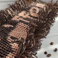 Мочалка из полипропилена с надписью «Кофе Мочалка из полипропилена с надписью «Кофе» - добавьте немного бодрости в свои водные процедуры! Представьте: утро, ванная комната наполнена лёгким паром, а в руках — не просто мочалка, а маленький источник позитива. Наша мочалка с яркой надписью «Кофе» создана для тех, кто ценит детали и любит начинать день с улыбки. Это не просто предмет гигиены — это маленький ритуал заботы о себе, который превращает обычные водные процедуры в нечто особенное. Каждая петля, каждый завиток этой мочалки связаны с любовью и вниманием. Ручная работа придаёт ей уникальность. Бахрома добавляет изысканности и делает мочалку по-настоящему стильной.