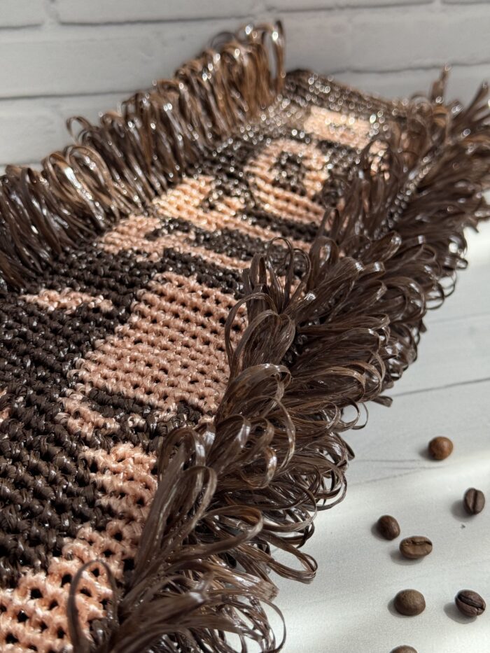 Мочалка из полипропилена с надписью «Кофе Мочалка из полипропилена с надписью «Кофе» - добавьте немного бодрости в свои водные процедуры! Представьте: утро, ванная комната наполнена лёгким паром, а в руках — не просто мочалка, а маленький источник позитива. Наша мочалка с яркой надписью «Кофе» создана для тех, кто ценит детали и любит начинать день с улыбки. Это не просто предмет гигиены — это маленький ритуал заботы о себе, который превращает обычные водные процедуры в нечто особенное. Каждая петля, каждый завиток этой мочалки связаны с любовью и вниманием. Ручная работа придаёт ей уникальность. Бахрома добавляет изысканности и делает мочалку по-настоящему стильной.