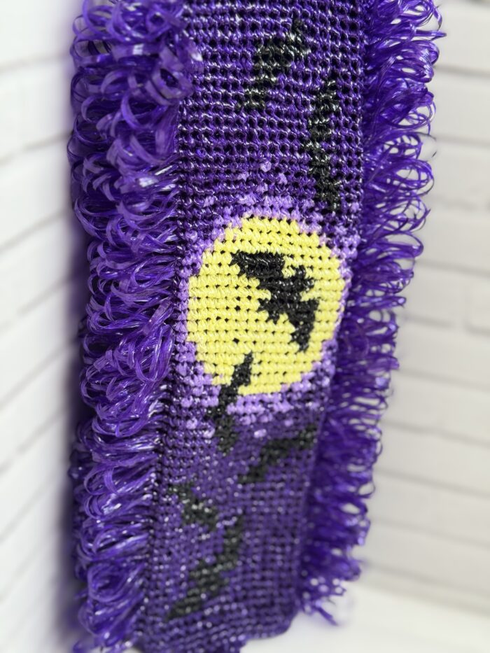 Мочалка из полипропилена Ночной Дозор - сочетание заботы о себе с атмосферой тайны Ищете не просто практичный аксессуар для ванной, а вещь с характером? Позвольте представить вам мочалку Ночной Дозор — результат кропотливой ручной работы, который принесёт в вашу повседневную рутину немного магии. Эта мочалка не просто средство гигиены, а маленький элемент декора с историей. Дизайн в стиле Ночного Дозора с мотивами полнолуния и летучих мышей создаёт атмосферу загадочности. Представьте: каждый раз, беря мочалку в руки, вы словно переноситесь в старинный замок, где царит уют и тайна.