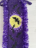 Мочалка из полипропилена Ночной Дозор - сочетание заботы о себе с атмосферой тайны Ищете не просто практичный аксессуар для ванной, а вещь с характером? Позвольте представить вам мочалку Ночной Дозор — результат кропотливой ручной работы, который принесёт в вашу повседневную рутину немного магии. Эта мочалка не просто средство гигиены, а маленький элемент декора с историей. Дизайн в стиле Ночного Дозора с мотивами полнолуния и летучих мышей создаёт атмосферу загадочности. Представьте: каждый раз, беря мочалку в руки, вы словно переноситесь в старинный замок, где царит уют и тайна.