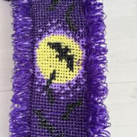 Мочалка из полипропилена Ночной Дозор - сочетание заботы о себе с атмосферой тайны Ищете не просто практичный аксессуар для ванной, а вещь с характером? Позвольте представить вам мочалку Ночной Дозор — результат кропотливой ручной работы, который принесёт в вашу повседневную рутину немного магии. Эта мочалка не просто средство гигиены, а маленький элемент декора с историей. Дизайн в стиле Ночного Дозора с мотивами полнолуния и летучих мышей создаёт атмосферу загадочности. Представьте: каждый раз, беря мочалку в руки, вы словно переноситесь в старинный замок, где царит уют и тайна.