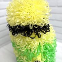 Мочалка-игрушка «Миньон» из полипропилена: радость в каждой петле! Превратите обычные водные процедуры в весёлое приключение с нашей уникальной мочалкой в виде обожаемого миньона! Этот аксессуар не просто очистит кожу — он подарит море положительных эмоций и превратит купание в игру для вас и вашего ребёнка.