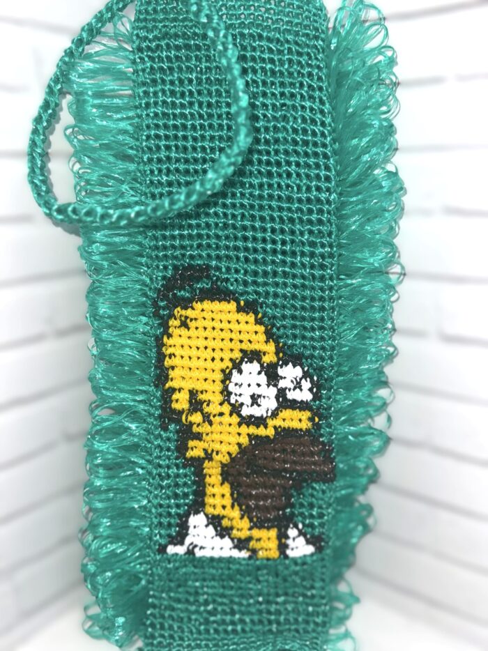 Семейный набор мочалок из полипропилена ручной работы с изображениями персонажей «Симпсонов» Ищете практичный и весёлый подарок для всей семьи? Представляем семейный набор мочалок ручной работы с любимыми персонажами мультсериала «Симпсоны»! Набор состоит из трёх мочалок, украшенных яркими изображениями Мардж, Гомера и Барта Симпсонов. Выполнены из прочного полипропилена, отличаются долговечностью и гигиеничностью. Идеальный выбор для ежедневного ухода за телом всей семьи. Этот семейный набор мочалок — сочетание практичности и отличного настроения! Каждая мочалка выполнена вручную из высококачественной полипропиленовой нити, отличается плотной вязкой и яркой расцветкой. На каждой мочалке — узнаваемый персонаж из культового мультсериала «Симпсоны»: Мардж Симпсон с её знаменитой высокой причёской — для мамы, Гомер Симпсон с характерным выражением лица — для папы, Барт Симпсон в своём фирменном стиле — для ребёнка.