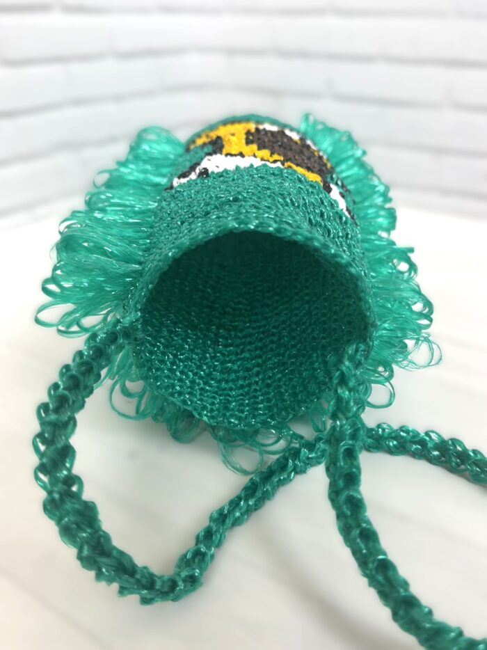 Семейный набор мочалок из полипропилена ручной работы с изображениями персонажей «Симпсонов» Ищете практичный и весёлый подарок для всей семьи? Представляем семейный набор мочалок ручной работы с любимыми персонажами мультсериала «Симпсоны»! Набор состоит из трёх мочалок, украшенных яркими изображениями Мардж, Гомера и Барта Симпсонов. Выполнены из прочного полипропилена, отличаются долговечностью и гигиеничностью. Идеальный выбор для ежедневного ухода за телом всей семьи. Этот семейный набор мочалок — сочетание практичности и отличного настроения! Каждая мочалка выполнена вручную из высококачественной полипропиленовой нити, отличается плотной вязкой и яркой расцветкой. На каждой мочалке — узнаваемый персонаж из культового мультсериала «Симпсоны»: Мардж Симпсон с её знаменитой высокой причёской — для мамы, Гомер Симпсон с характерным выражением лица — для папы, Барт Симпсон в своём фирменном стиле — для ребёнка.