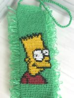 Семейный набор мочалок из полипропилена ручной работы с изображениями персонажей «Симпсонов» Ищете практичный и весёлый подарок для всей семьи? Представляем семейный набор мочалок ручной работы с любимыми персонажами мультсериала «Симпсоны»! Набор состоит из трёх мочалок, украшенных яркими изображениями Мардж, Гомера и Барта Симпсонов. Выполнены из прочного полипропилена, отличаются долговечностью и гигиеничностью. Идеальный выбор для ежедневного ухода за телом всей семьи. Этот семейный набор мочалок — сочетание практичности и отличного настроения! Каждая мочалка выполнена вручную из высококачественной полипропиленовой нити, отличается плотной вязкой и яркой расцветкой. На каждой мочалке — узнаваемый персонаж из культового мультсериала «Симпсоны»: Мардж Симпсон с её знаменитой высокой причёской — для мамы, Гомер Симпсон с характерным выражением лица — для папы, Барт Симпсон в своём фирменном стиле — для ребёнка.