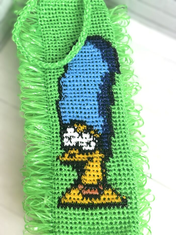 Семейный набор мочалок из полипропилена ручной работы с изображениями персонажей «Симпсонов» Ищете практичный и весёлый подарок для всей семьи? Представляем семейный набор мочалок ручной работы с любимыми персонажами мультсериала «Симпсоны»! Набор состоит из трёх мочалок, украшенных яркими изображениями Мардж, Гомера и Барта Симпсонов. Выполнены из прочного полипропилена, отличаются долговечностью и гигиеничностью. Идеальный выбор для ежедневного ухода за телом всей семьи. Этот семейный набор мочалок — сочетание практичности и отличного настроения! Каждая мочалка выполнена вручную из высококачественной полипропиленовой нити, отличается плотной вязкой и яркой расцветкой. На каждой мочалке — узнаваемый персонаж из культового мультсериала «Симпсоны»: Мардж Симпсон с её знаменитой высокой причёской — для мамы, Гомер Симпсон с характерным выражением лица — для папы, Барт Симпсон в своём фирменном стиле — для ребёнка.