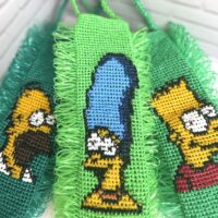 Семейный набор мочалок из полипропилена ручной работы с изображениями персонажей «Симпсонов» Ищете практичный и весёлый подарок для всей семьи? Представляем семейный набор мочалок ручной работы с любимыми персонажами мультсериала «Симпсоны»! Набор состоит из трёх мочалок, украшенных яркими изображениями Мардж, Гомера и Барта Симпсонов. Выполнены из прочного полипропилена, отличаются долговечностью и гигиеничностью. Идеальный выбор для ежедневного ухода за телом всей семьи. Этот семейный набор мочалок — сочетание практичности и отличного настроения! Каждая мочалка выполнена вручную из высококачественной полипропиленовой нити, отличается плотной вязкой и яркой расцветкой. На каждой мочалке — узнаваемый персонаж из культового мультсериала «Симпсоны»: Мардж Симпсон с её знаменитой высокой причёской — для мамы, Гомер Симпсон с характерным выражением лица — для папы, Барт Симпсон в своём фирменном стиле — для ребёнка.