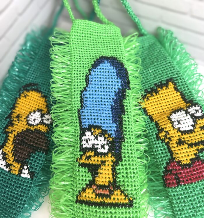 Семейный набор мочалок из полипропилена ручной работы с изображениями персонажей «Симпсонов» Ищете практичный и весёлый подарок для всей семьи? Представляем семейный набор мочалок ручной работы с любимыми персонажами мультсериала «Симпсоны»! Набор состоит из трёх мочалок, украшенных яркими изображениями Мардж, Гомера и Барта Симпсонов. Выполнены из прочного полипропилена, отличаются долговечностью и гигиеничностью. Идеальный выбор для ежедневного ухода за телом всей семьи. Этот семейный набор мочалок — сочетание практичности и отличного настроения! Каждая мочалка выполнена вручную из высококачественной полипропиленовой нити, отличается плотной вязкой и яркой расцветкой. На каждой мочалке — узнаваемый персонаж из культового мультсериала «Симпсоны»: Мардж Симпсон с её знаменитой высокой причёской — для мамы, Гомер Симпсон с характерным выражением лица — для папы, Барт Симпсон в своём фирменном стиле — для ребёнка.