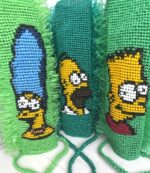 Семейный набор мочалок из полипропилена ручной работы с изображениями персонажей «Симпсонов» Ищете практичный и весёлый подарок для всей семьи? Представляем семейный набор мочалок ручной работы с любимыми персонажами мультсериала «Симпсоны»! Набор состоит из трёх мочалок, украшенных яркими изображениями Мардж, Гомера и Барта Симпсонов. Выполнены из прочного полипропилена, отличаются долговечностью и гигиеничностью. Идеальный выбор для ежедневного ухода за телом всей семьи.