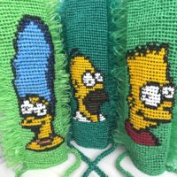 Семейный набор мочалок из полипропилена ручной работы с изображениями персонажей «Симпсонов» Ищете практичный и весёлый подарок для всей семьи? Представляем семейный набор мочалок ручной работы с любимыми персонажами мультсериала «Симпсоны»! Набор состоит из трёх мочалок, украшенных яркими изображениями Мардж, Гомера и Барта Симпсонов. Выполнены из прочного полипропилена, отличаются долговечностью и гигиеничностью. Идеальный выбор для ежедневного ухода за телом всей семьи.