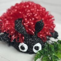 Мочалка-игрушка Божья коровка — весёлый спутник для купания вашего малыша! Представьте себе: тёплая ванна, пенные волны… и озорная божья коровка, которая тут же завоёвывает сердце вашего ребёнка! Эта милая мочалка-игрушка не просто помогает помыть малыша — она превращает купание в увлекательное приключение, от которого ребёнок будет в восторге!