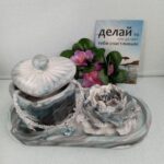 Интерьерный набор представляет собой декоративную композицию, выполненную в едином художественном стиле с имитацией натурального камня (мрамора или агата).