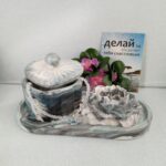 Интерьерный набор представляет собой декоративную композицию, выполненную в едином художественном стиле с имитацией натурального камня (мрамора или агата).