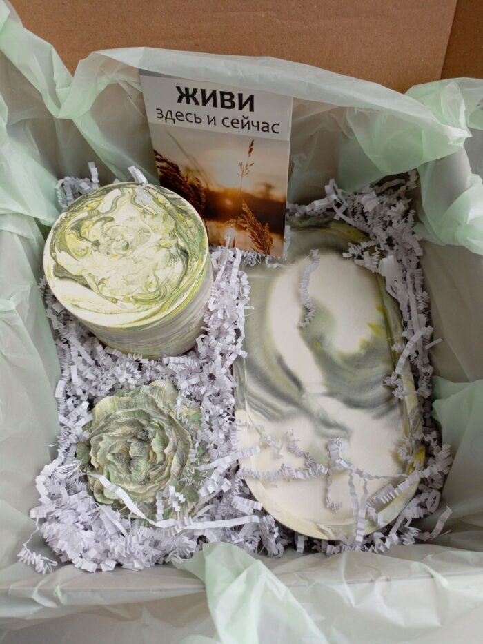 Интерьерный набор представляет собой декоративную композицию, выполненную в едином художественном стиле с имитацией натурального камня (малахит).