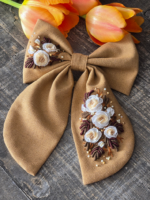 Бант из ткани полулен с вышивкой «Цветочная композиция»