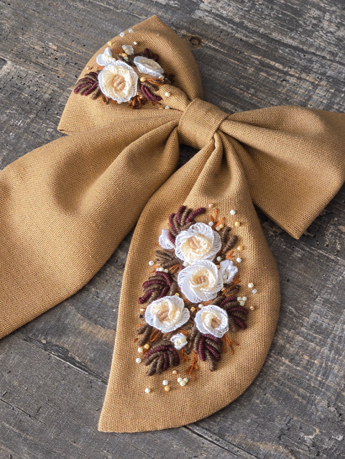 Бант из ткани полулен с вышивкой «Цветочная композиция»