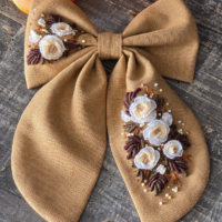 Бант из ткани полулен с вышивкой «Цветочная композиция»