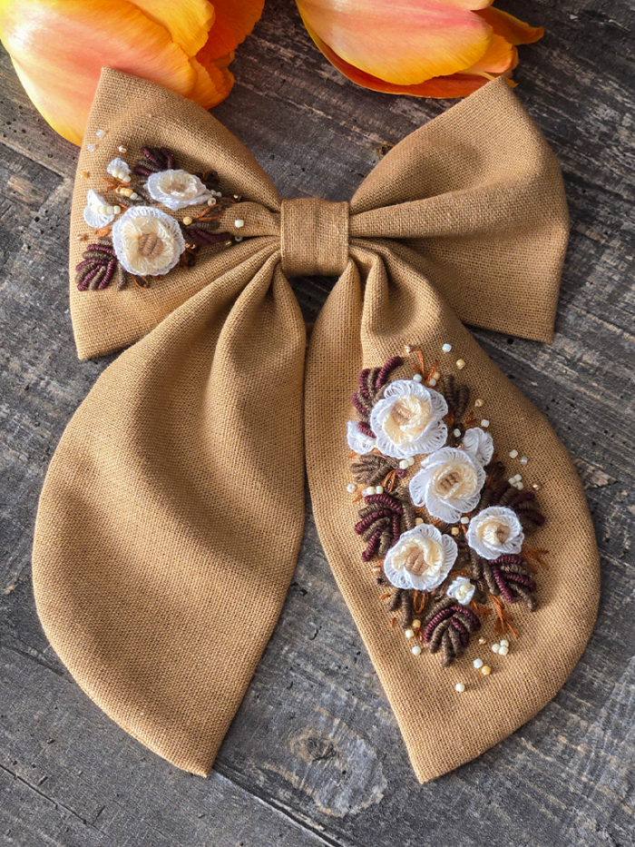 Бант из ткани полулен с вышивкой «Цветочная композиция»