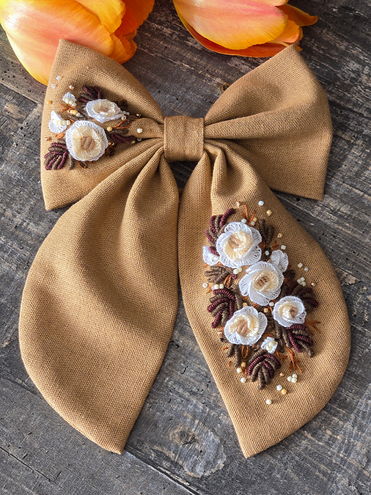 Бант из ткани полулен с вышивкой «Цветочная композиция»