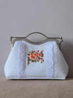 Винтажная сумочка с фермуаром, украшенная вышивкой и кружевом