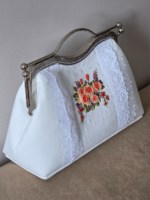 Винтажная сумочка с фермуаром, украшенная вышивкой и кружевом
