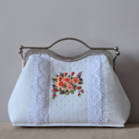 Винтажная сумочка с фермуаром, украшенная вышивкой и кружевом