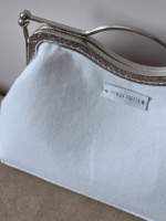 Винтажная сумочка с фермуаром, украшенная вышивкой и кружевом