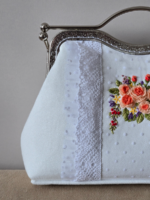 Винтажная сумочка с фермуаром, украшенная вышивкой и кружевом