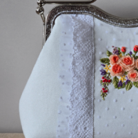 Винтажная сумочка с фермуаром, украшенная вышивкой и кружевом