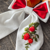 Бант для волос с вышивкой «Ягоды»